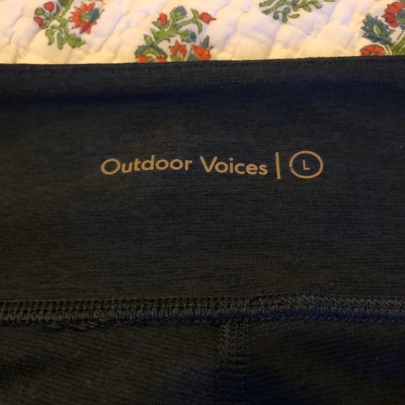 Outdoor Voices 3/4 Warm Up Leggings in black - Picture 4 of 4